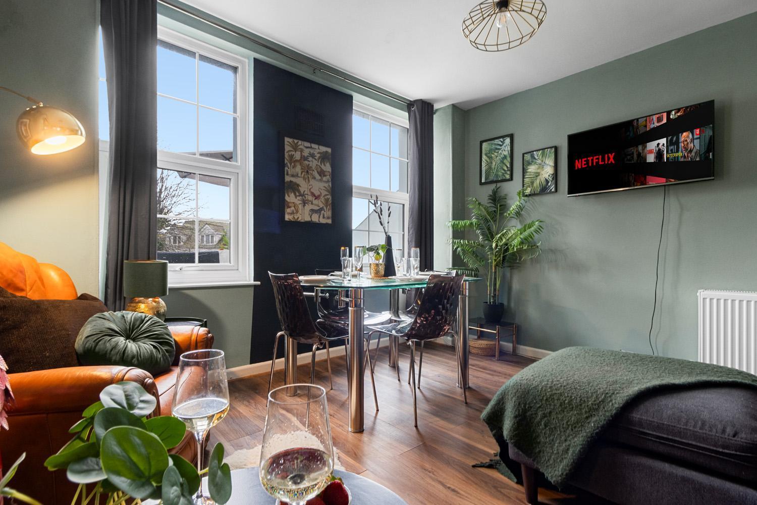 Stylish 2 Bed Apartment Near Beach, Parking, Wifi, Netflix Тинмут Екстериор снимка
